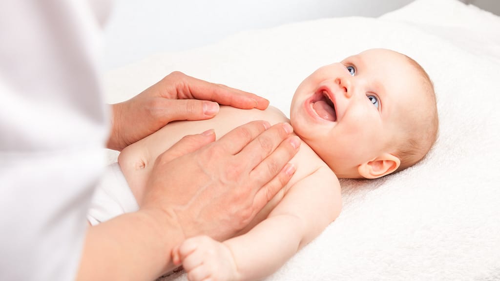 Baby masáže pro klidný spánek, pod vedením lektorky Darji Balatkové, která ukazuje techniku doteku na miminku.
